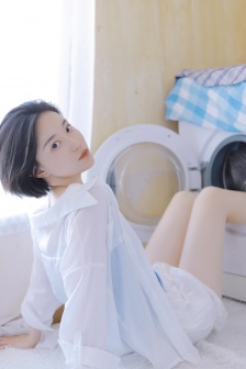 女生出汗上衣看出胸罩